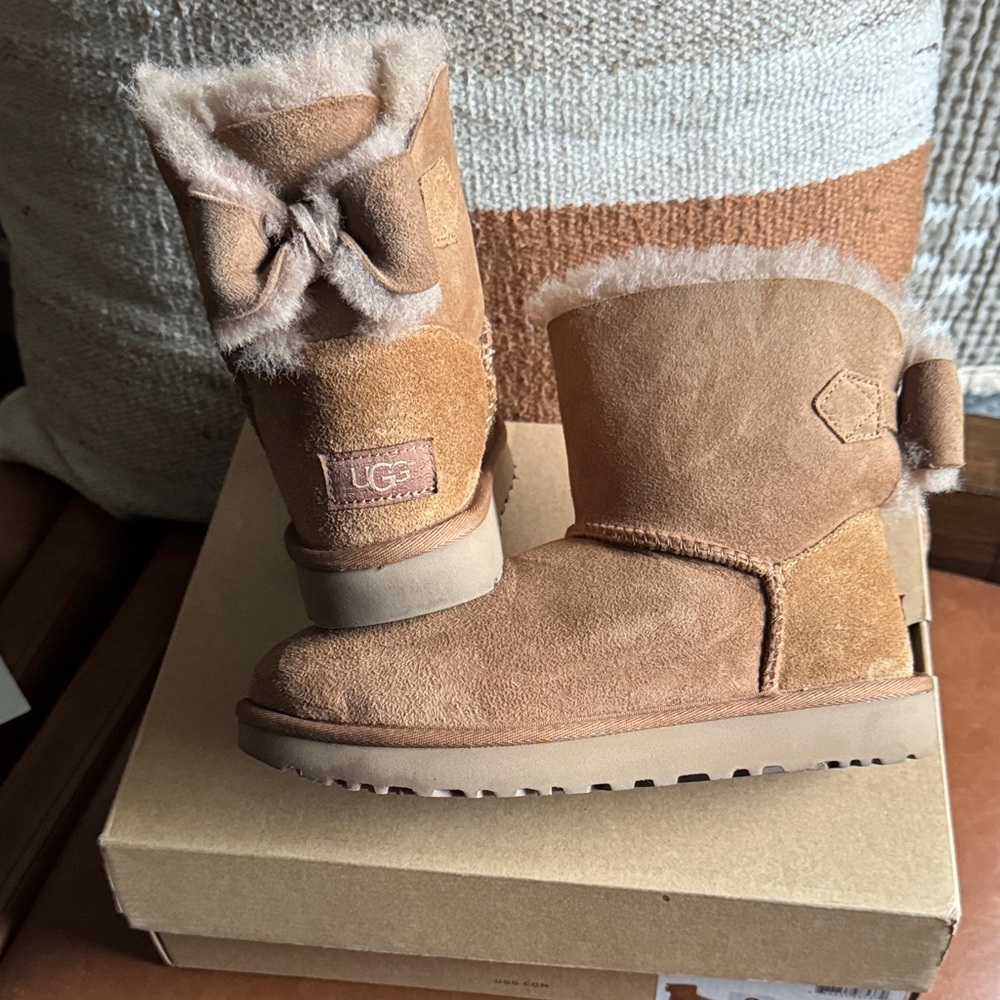 UGG Short Shearling Bow‎ Boots - Chestnut